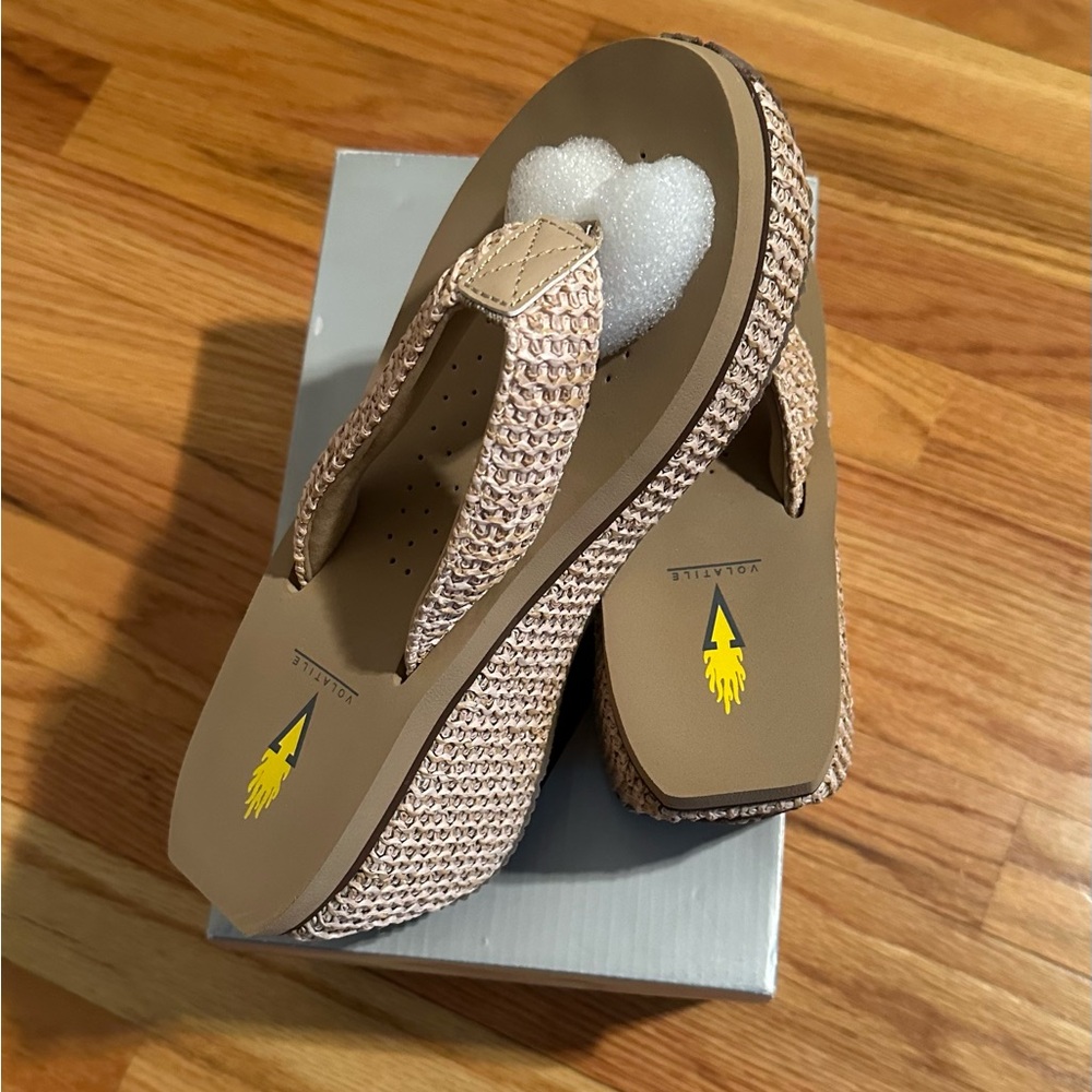 NEW IN BOX!! VOLATILE San Simeon2 sandals. Size 8